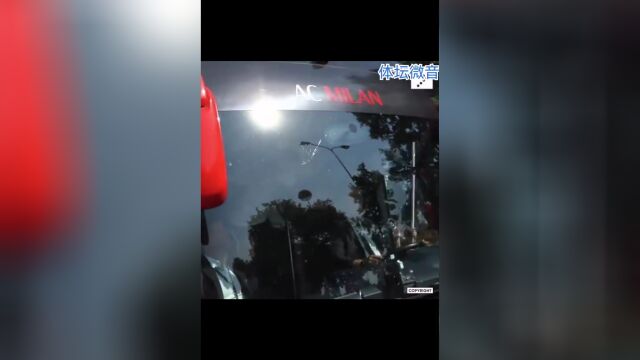 太激动了,尹布与球迷互动竞然把挡风玻璃拍裂