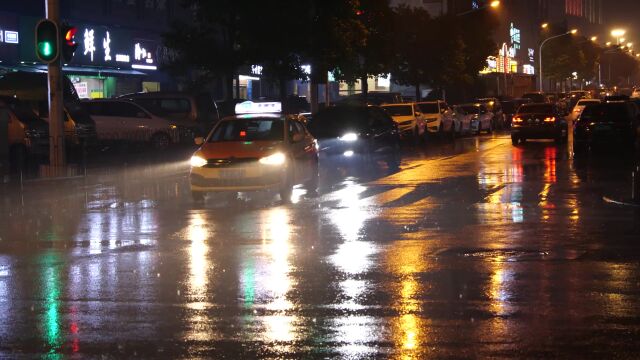 实拍素材:雨夜车流夜晚行车交通