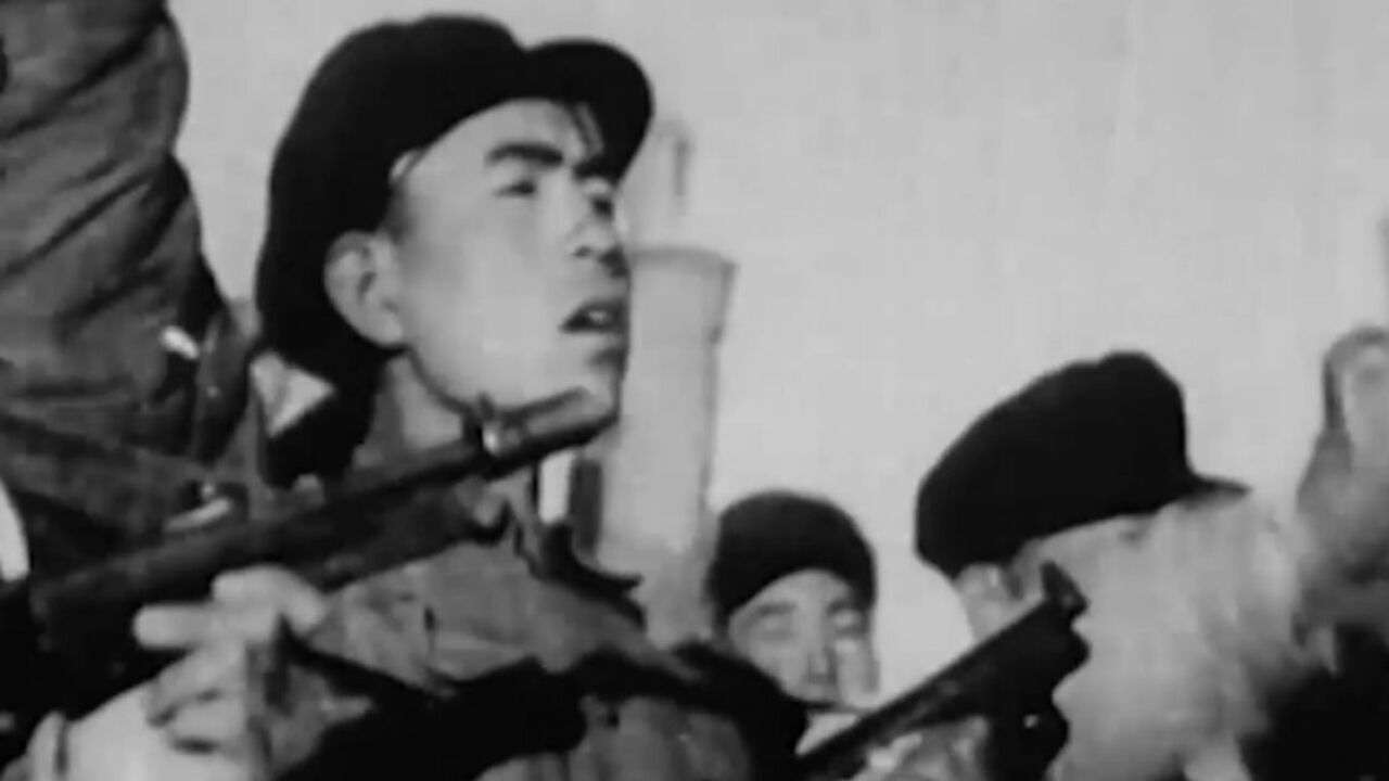 1949年,毛主席与民主人士合影的照片中,竟还藏着故事