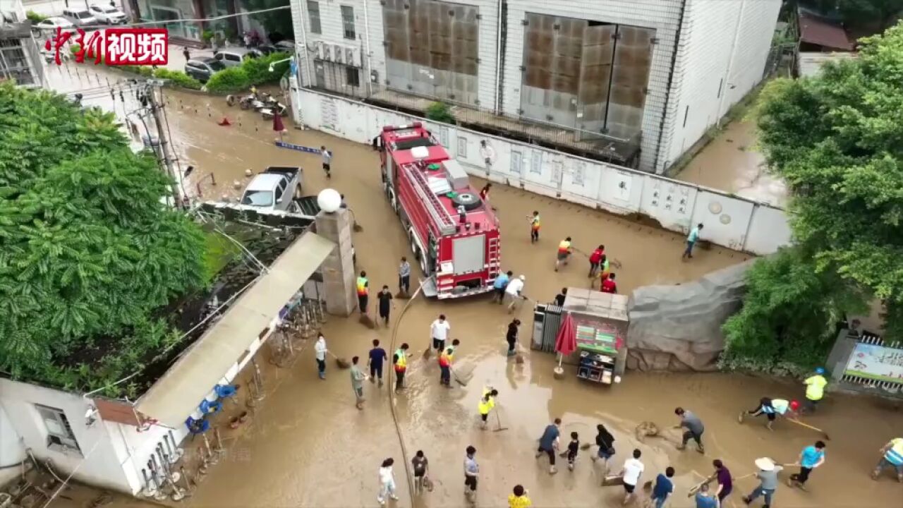 福建三明:师生携手志愿者加紧清理校园淤泥