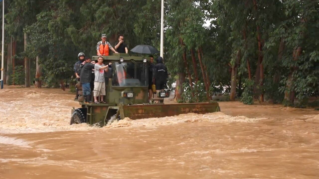 韶关连日暴雨致洪涝数千名群众被困,200余名官兵连夜救援