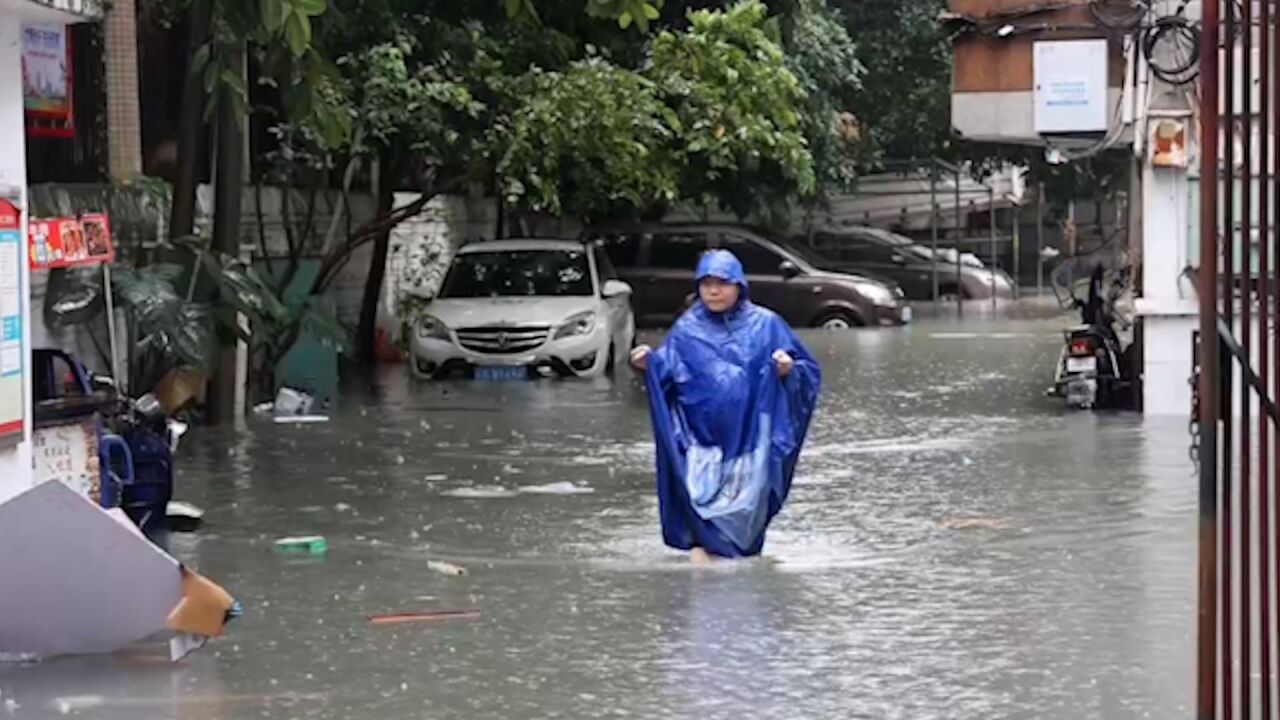 强降雨后湛江一公司宿舍出现积水,消防队蹚水背出8名老人