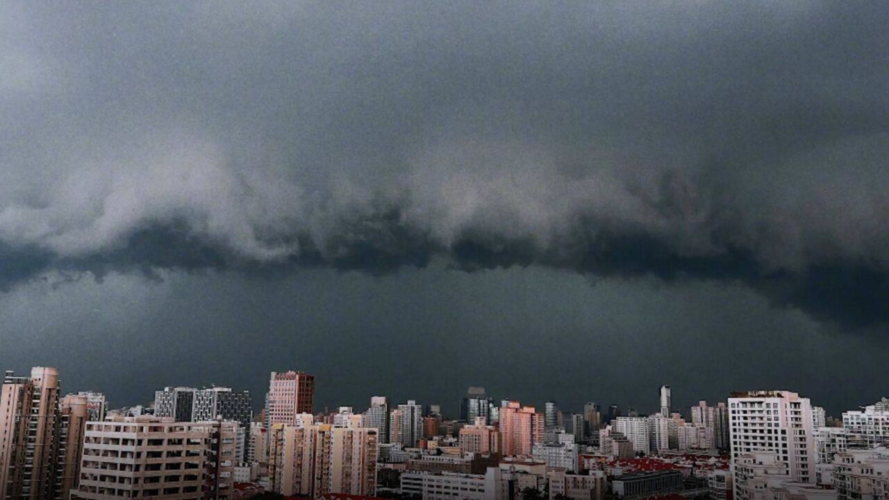 上海空中现壮观糙面云和弧积云,大雨倾盆而至瞬间白昼如夜