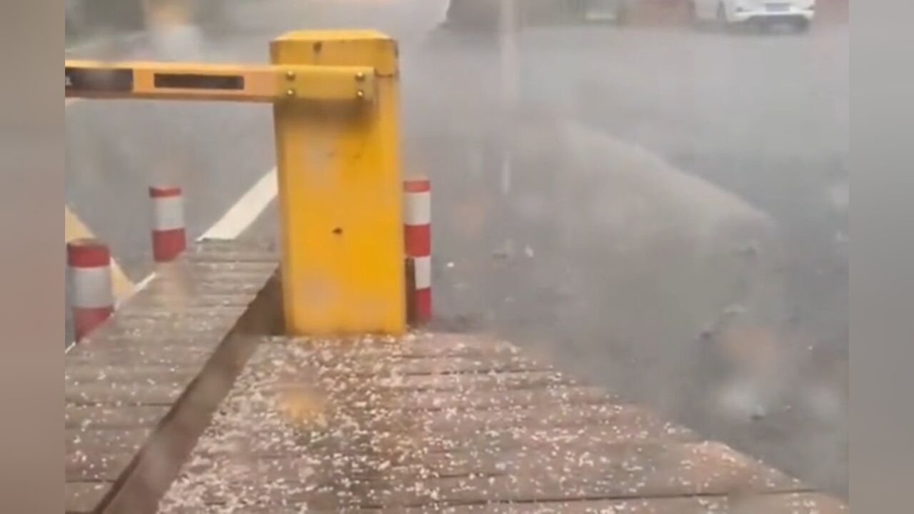 重庆发布暴雨黄色预警,仙女山景区下起冰雹,雷电大风掀翻雨棚