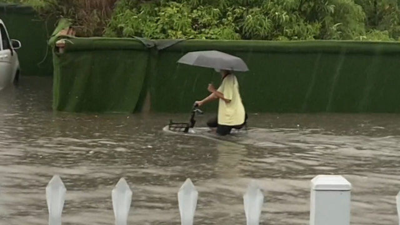 成都暴雨积水严重,小伙骑共享单车上班,没想到单车变“潜艇”