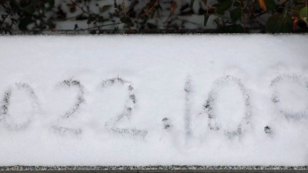 冷空气来袭!全国多地出现降雪:雪花纷纷扬扬飘落而下,地面白茫一片