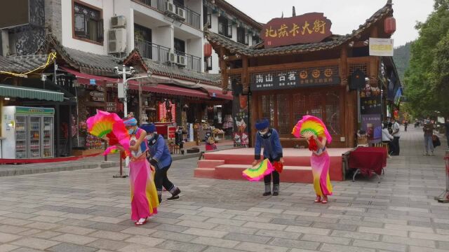 土家女儿城日场表演之三