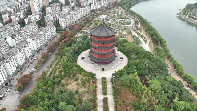 信阳最美的地方就是茗阳阁花镜园,千姿百态的造型以及娇艳的花姿