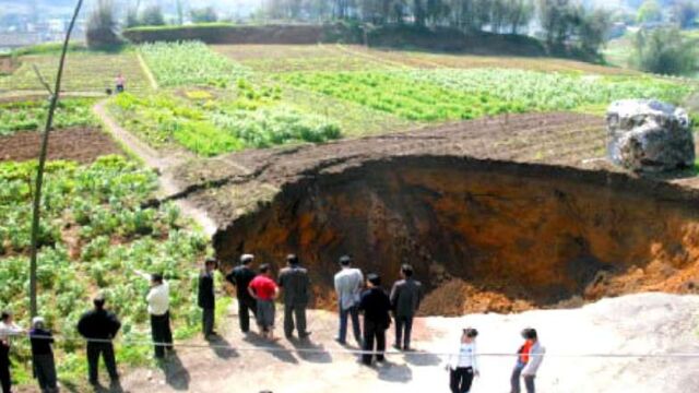 四川一村半夜发出巨响,一夜间出现26个天坑,专家赶来后解开谜题