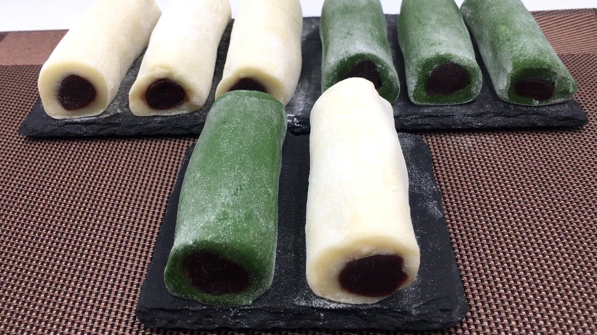 双色条头糕，甜而不腻，糯而不粘，软糯口感不输老字号。