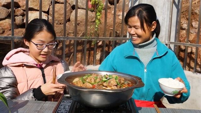 冬季家乡美食,咸鸭火锅做法简单,咸鲜下饭闺女边吃边夸