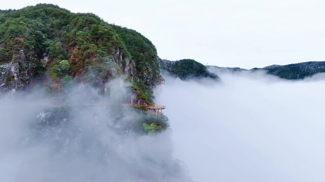 苍穹之巅,云海之上,横穿青云栈道,如临人间仙境.