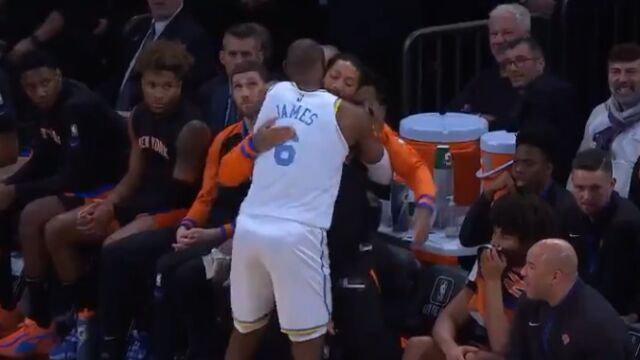 湖人对尼克斯暖心一幕：詹姆斯与罗斯两大状元拥抱致意 叫人既感动又唏嘘