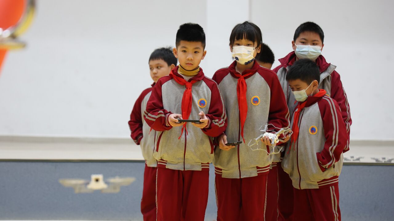 清远佛冈小学生化身无人机“飞手”,花式表演迎开学