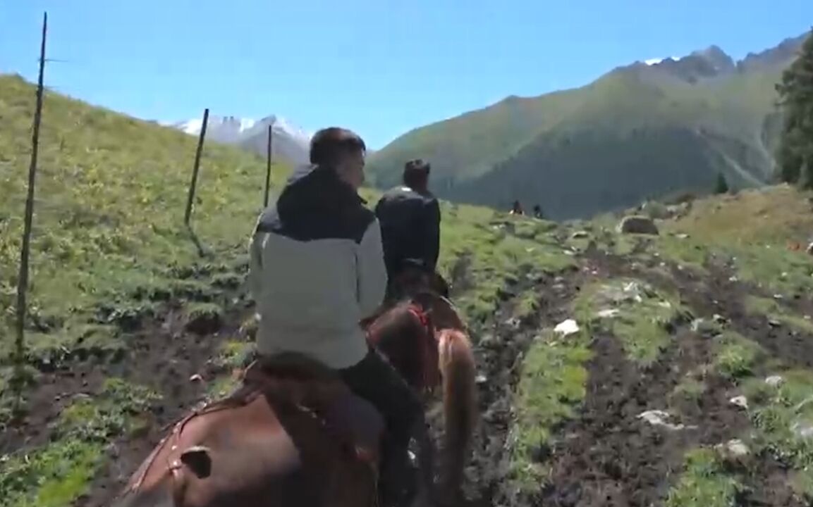 考察组吃过当地的馕和奶茶后,在向导带领下,骑马继续向雪山前行