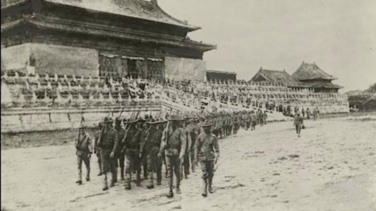 晚清旧影:1900年,美军第十四步兵团在紫禁城行军,一段历史屈辱的见证