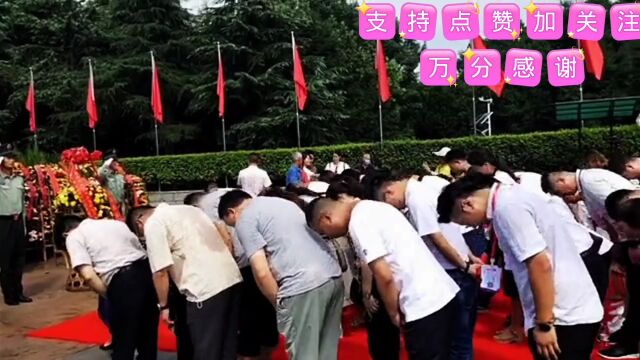 湖南韶山毛主席铜像广场上海静安区党支部向毛主席敬献花篮三鞠躬