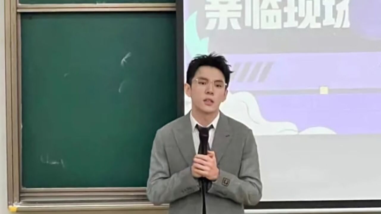 李佳琦现身浙江传媒学院招聘应届生,女生们热情高涨挤满教室