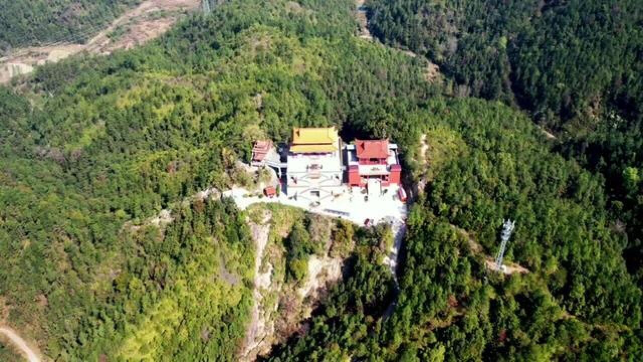 航拍瑞金乌仙山寺,在山顶可以眺望整个瑞金城区