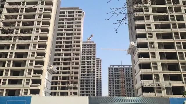 三线城市商丘市中心城区华商大道上建筑工地空中蜘蛛人艺高人胆大#外墙施工 #吊篮租赁