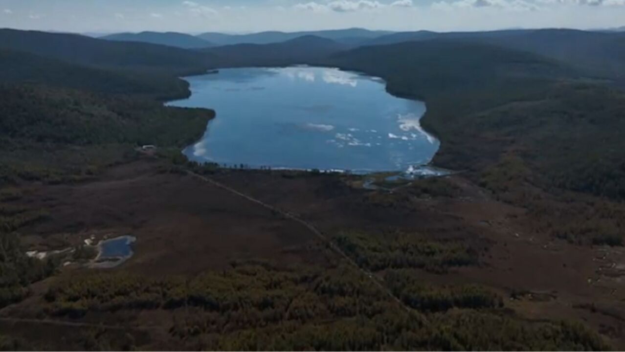 在我国火山地貌分布广泛,火山熔岩流造就了大规模的石海火山湖,景色十分壮观