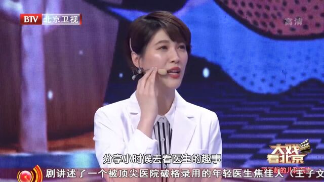 陈晓饰演外表冷酷的邓大神,可是在拍摄现场,却一展调皮本性