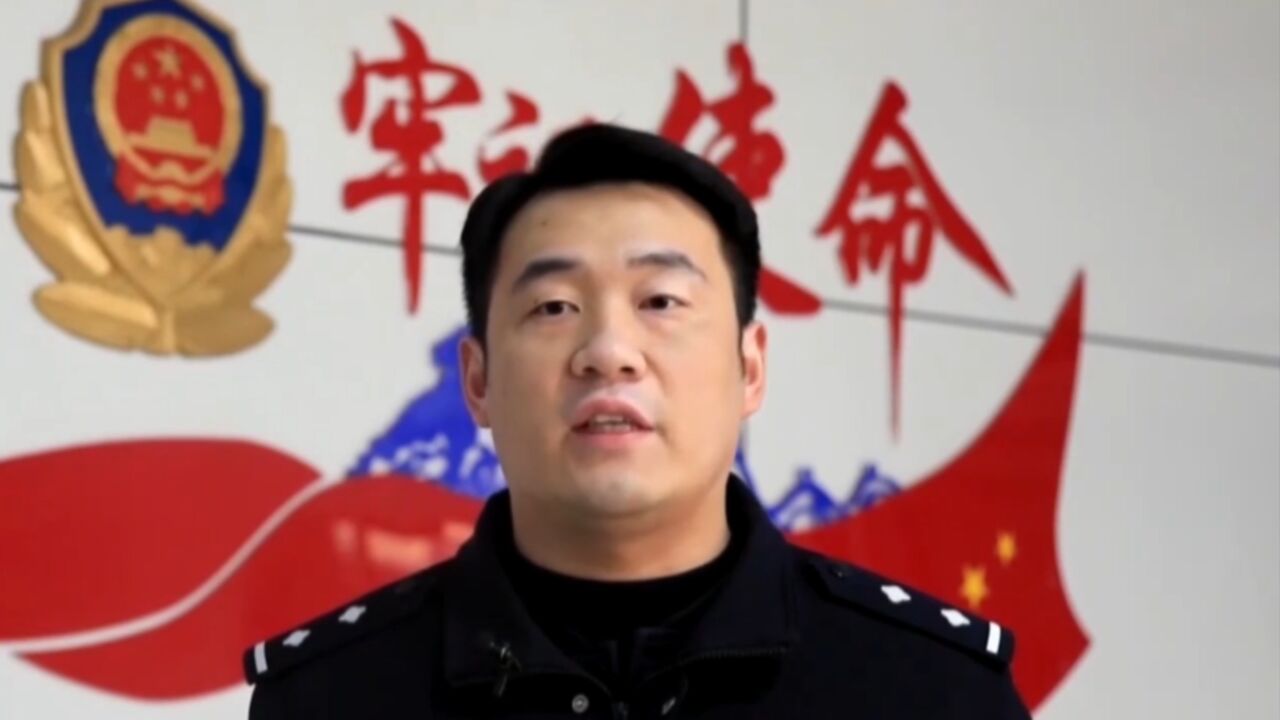 小卡片暗藏套路,扫码进入是陷阱,民警调查后抓获丨法治中国60′