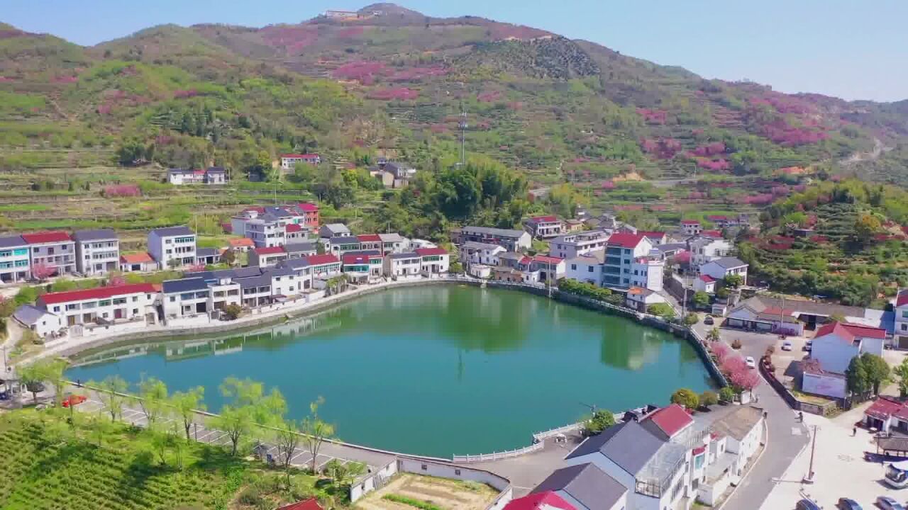 覆卮山泉岗古村,天池畔,通天路