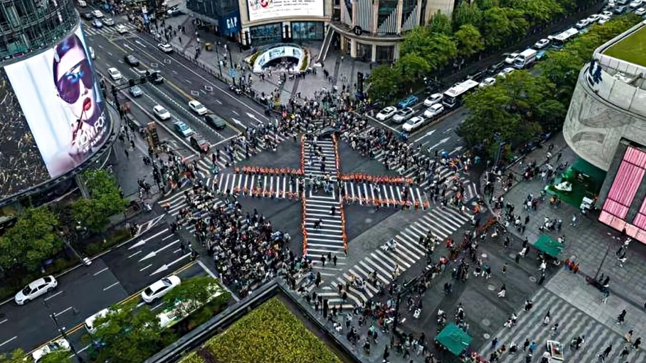 负责人回应“杭州最美人墙”争议:称作秀岂不是让志愿者寒了心