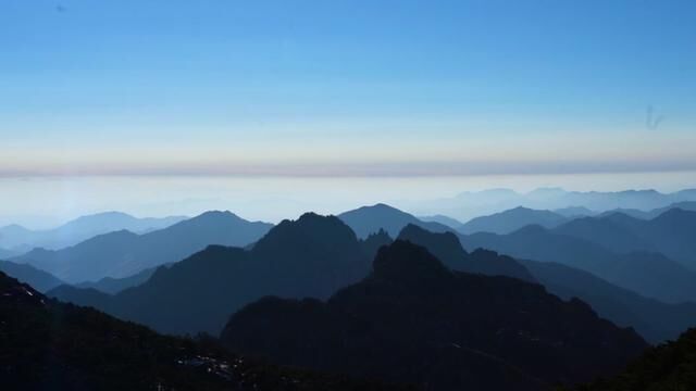 从日落到星空,从天蓝到耀黑,是独属于夜爬黄山的浪漫#黄山 #山顶的风景一定值得 #黄山日落 #黄山星空 #黄山云雾缭绕人间仙境