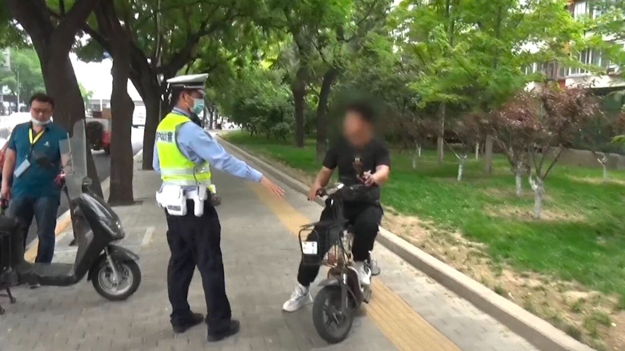 太危险了!逆行电动车骑上人行便道,民警专项整治除隐患