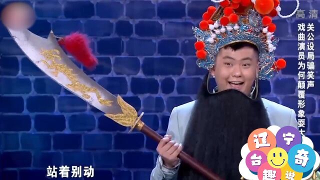 小品《骗局》:小伙冒充雕像坑惨路人,看了无数遍还是想笑