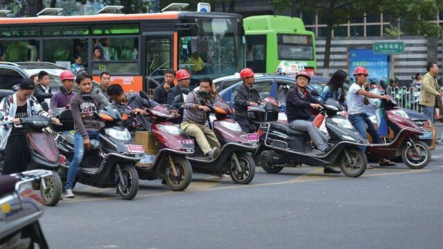 电动车迎来好消息,过渡期后还能继续上路,车主:早该这样了