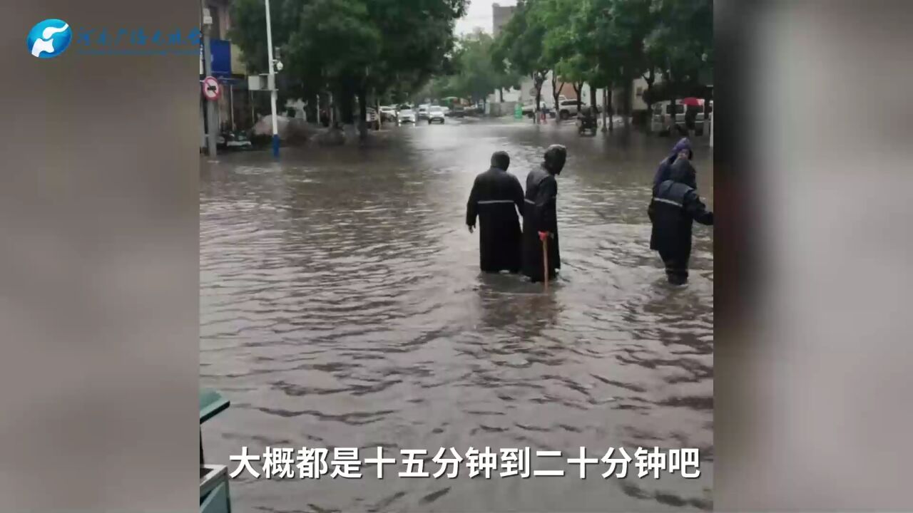 西安多地突降暴雨,路面积水过膝,多辆车抛锚被困