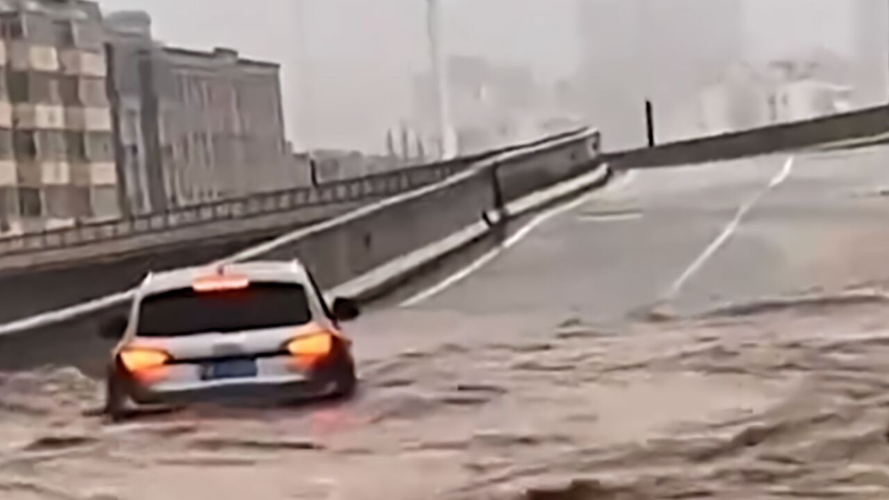 河南三门峡遭暴雨袭击:大水漫进街道,轿车被冲上山坡