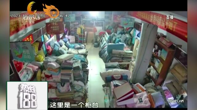 沿街门房夜晚起火 众人上演“教科书式”救援