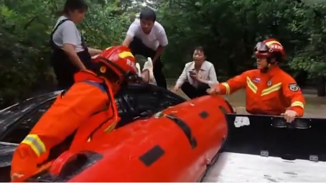 河南信阳突降暴雨,孕妇被困车顶,消防紧急救援