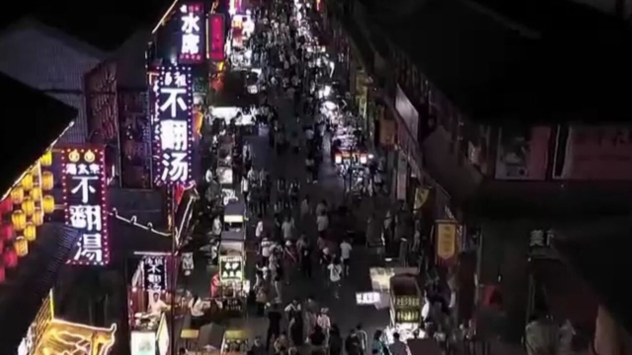 附近的十字街夜市,已是人潮涌动,丽景门与古楼遥相呼应