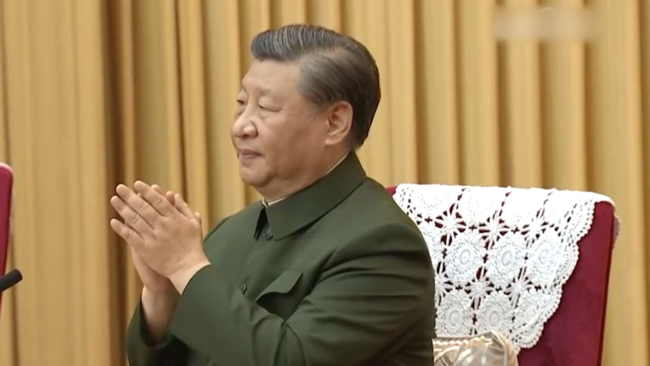 中央军委举行晋升上将军衔仪式,习近平颁发命令状并向晋衔的军官表示祝贺