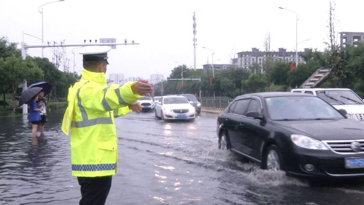 闻“汛”而动!济宁交警增派警力强化管控 确保道路通行安全