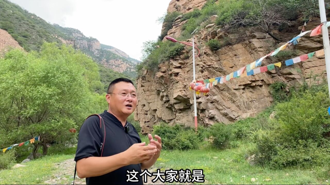 内蒙大青山神秘的大仙庙,建在半山腰供奉这几十座神仙,很是奇怪