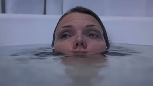 瘫痪妻子被丈夫放浴缸，眼看水要淹没鼻孔却动弹不得《危机四伏》