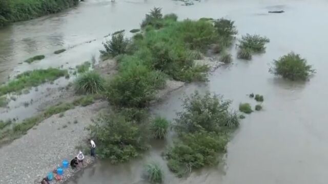 贵州铜仁降雨致河水暴涨三人钓鱼被困