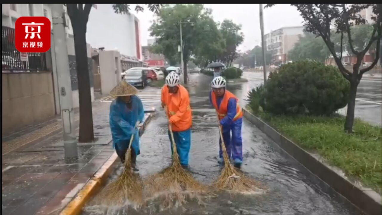 这是暴雨中最动听的声音!暴雨中环卫工人坚持清排作业