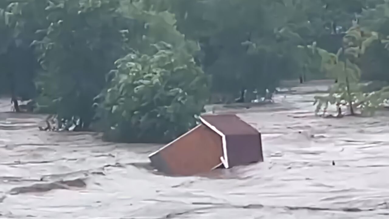 直击北京暴雨:永定河水流湍急 有房屋被冲进河流