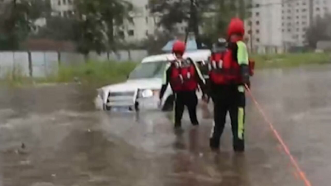 内蒙古扎兰屯暴雨致积水严重,人员车辆被困