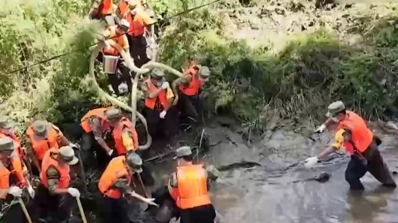 黑龙江五常官兵持续帮助当地群众恢复生产生活