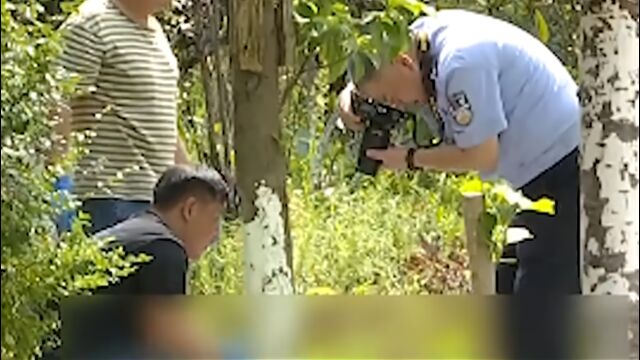 云南昆明下井作业工人在窨井发现两具男尸,工人上来后呕吐并报警