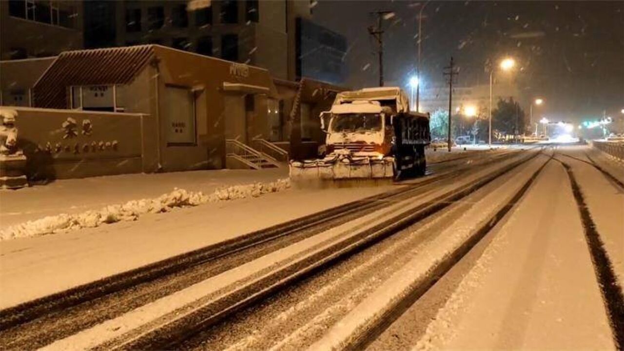 昼夜前行!威海高新区破冰除雪保障出行安全