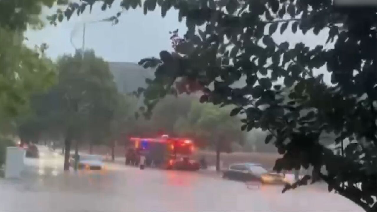 江苏淮安 :大范围暴雨天气致多个路段出现积水